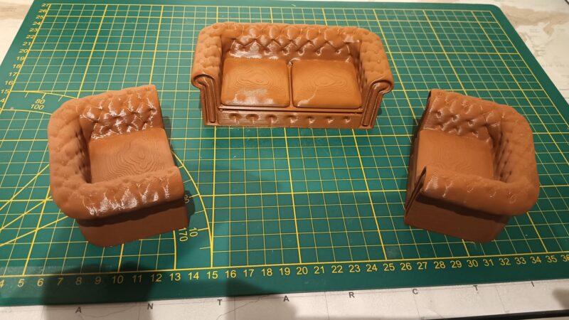 Chesterfield fauteuil + bank 1:12 voor in het poppenhuis, 3D-geprint
