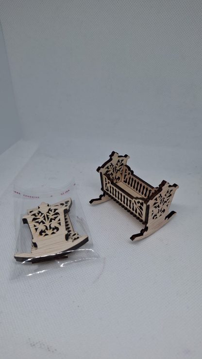 1:12 schaal houten wiegje