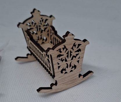 1:12 schaal houten wiegje - Afbeelding 2
